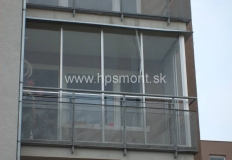 Zasklievanie balkóna alebo lodžie je v podstate rozšírenie úžitkovej plochy bytu, keďže samotný balkón bude doplnený o steny a tým sa aj zvýšia možnosti jeho využitia.