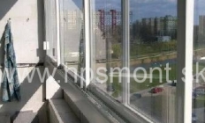 Zasklievanie balkóna alebo lodžie je v podstate rozšírenie úžitkovej plochy bytu, keďže samotný balkón bude doplnený o steny a tým sa aj zvýšia možnosti jeho využitia. Systém je založený na ľahkých hliníkových konštrukciách, ktoré sa pokladajú na zábradlie balkóna. Vďaka ich nízkej hmotnosti nie je narušená tak statika zábradlia, ako aj balkóna a zasklenie tak nenarúša akúkoľvek harmóniu.